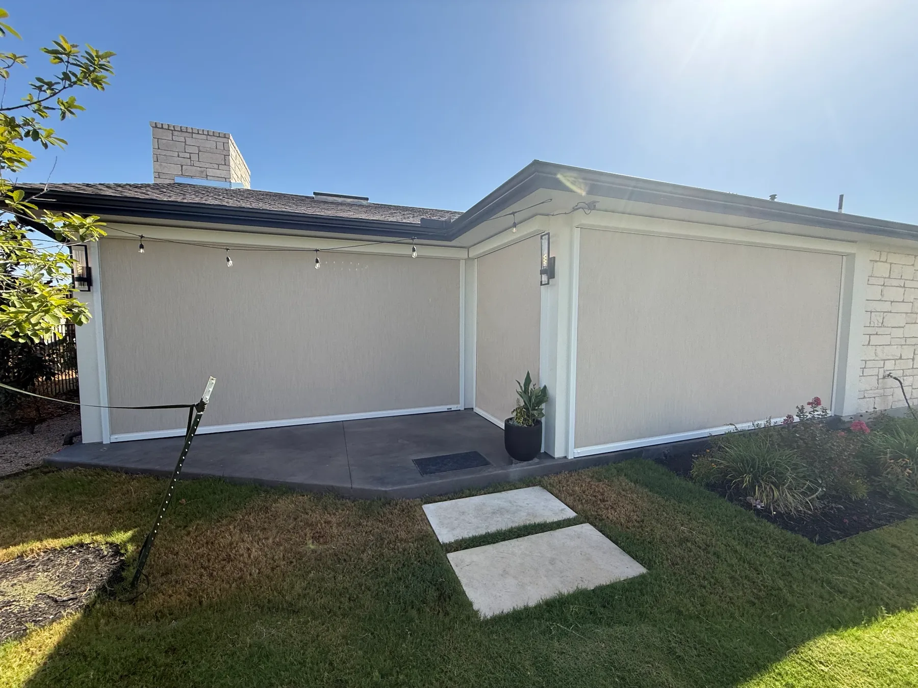 Screen enclosure integrated into a custom structure